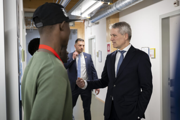 Bundesrat Beat Jans, rechts, trifft sich mit Asylsuchenden bei einem Besuch des Bundesasylzentrums Basel, am Freitag, 19. Januar 2024 in Basel. (KEYSTONE/Anthony Anex)