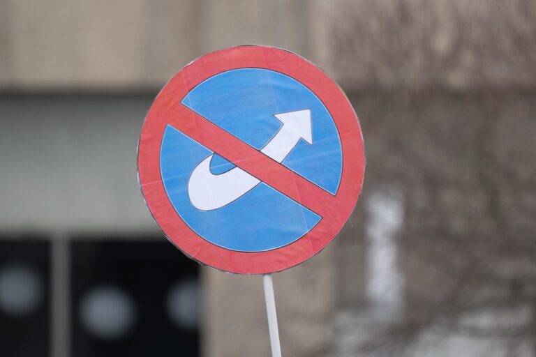 21.01.2024, Sachsen, Görlitz: Teilnehmer einer Demonstrationen gegen Rechtsextremismus stehen mit einem Schild mit dem durchgestrichenen Logo der AfD auf dem Marienplatz. Mit den bundesweiten Demonstrationen soll ein Zeichen des Wiederstands gegen rechtsextreme Umtriebe gesetzt werden. Foto: Sebastian Kahnert/dpa +++ dpa-Bildfunk +++ (KEYSTONE/DPA/Sebastian Kahnert)