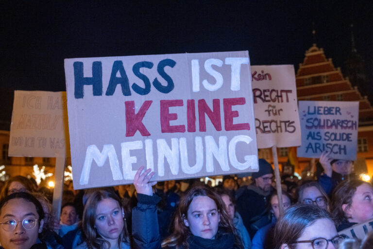 22.01.2024, Mecklenburg-Vorpommern, Greifswald: «Hass ist keine Meinung» steht auf einem Plakat. Zahlreiche Menschen stehen auf dem Markt und demonstrieren gegen die AfD und gegen Rechtsextremismus. Laut Stadt schlossen sich die Initiatoren der Demo den zahlreichen Kundgebungen gegen Rechtsextremismus in ganz Deutschland an. Foto: Stefan Sauer/dpa +++ dpa-Bildfunk +++ (KEYSTONE/DPA/Stefan Sauer)