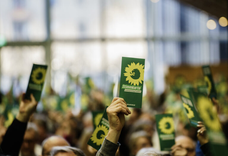 27.01.2024, Hessen, Frankfurt/Main: Die Parteimitglieder von Bündnis90/Die Grünen stimmen auf dem Parteitag über einen Tagesordnungspunkt ab. Die Grüne in Hessen halten ihren Parteitag mit Neuwahl des Landesvorstandes in den Mainarcaden ab. Ein wichtiges Thema soll auch die neue Oppositionsrolle der Grünen im hessischen Landtag sein. Foto: Andreas Arnold/dpa +++ dpa-Bildfunk +++ (KEYSTONE/DPA/Andreas Arnold)