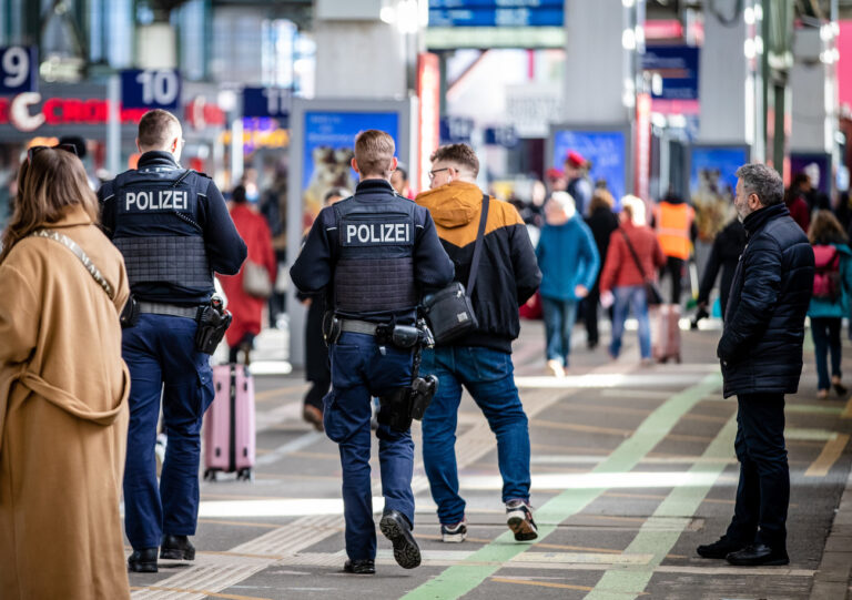 28.01.2024, Baden-Württemberg, Stuttgart: Zwei Polizisten gehen durch den Stuttgarter Hauptbahnhof. Der Bahnhof der Baden-Württembergischen Landeshauptstadt wurde am Morgen von der Polizei komplett gesperrt und evakuiert. Mittlerweile ist der Hauptbahnhof wieder für Fahrgäste zugänglich und der Zugverkehr wieder freigegeben. Foto: Christoph Schmidt/dpa +++ dpa-Bildfunk +++ (KEYSTONE/DPA/Christoph Schmidt)