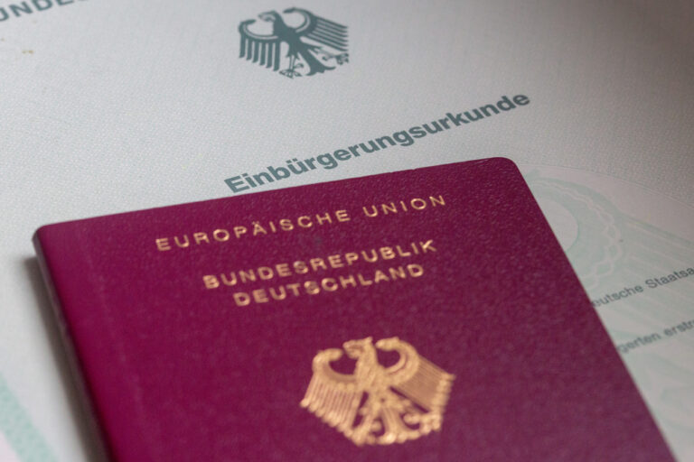 SYMBOLBILD - 02.02.2024, Berlin: Eine Einbürgerungsurkunde der Bundesrepublik Deutschland und ein deutscher Reisepass liegen auf einem Tisch. Die Länderkammer befasst sich ferner mit der vom Bundestag Mitte Januar verabschiedeten Reform des Staatsangehörigkeitsrechts. Menschen können demnach in Deutschland künftig schneller eingebürgert werden und dabei auch ihren ausländischen Pass behalten. Foto: Fernando Gutierrez-Juarez/dpa +++ dpa-Bildfunk +++ (KEYSTONE/DPA/Fernando Gutierrez-Juarez)