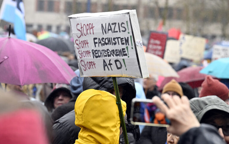 03.02.2024, Nordrhein-Westfalen, Krefeld: Bürger demonstrieren auf dem Platz der Wiedervereinigung gegen Rechtsextremismus. Mit der Demonstration, wollen die Teilnehmer ein Zeichen des Widerstands gegen rechtsextreme Umtriebe setzen. (zu dpa: «Erneut demonstrieren Tausende gegen rechts in NRW») Foto: Roberto Pfeil/dpa +++ dpa-Bildfunk +++ (KEYSTONE/DPA/Roberto Pfeil)
