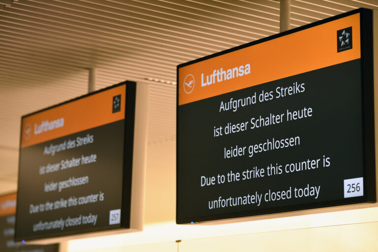 07.02.2024, Hessen, Frankfurt/Main: Auf einem Display wird angezeigt, dass ein dahinter liegender Lufthansa Schalter aufgrund eines Streiks geschlossen ist. Die Gewerkschaft Verdi hat das Bodenpersonal der Lufthansa zu einem ganztägigen Warnstreik an mehreren Flughäfen am Mittwoch aufgerufen. Foto: Ardavan Safari/dpa +++ dpa-Bildfunk +++ (KEYSTONE/DPA/Ardavan Safari)