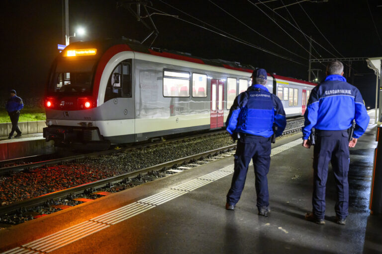 Vaud cantonal police officers watch the Travys train where a hostage-taking incident took place at Essert-sous-Champvent station, Switzerland, Thursday, 8, February, 2024. A hostage-taking incident took place on a regional train between Yverdon and Sainte-Croix at around 6.30pm on Thursday. All hostages were freed and are safe. (KEYSTONE/Laurent Gillieron).Des policiers de la police cantonale vaudoise observent le train Travys ou s'est deroule une prise d'otages ce jeudi 8 fevrier 2024 en gare d'Essert-sous-Champvent. Une prise d'otages a eu lieu jeudi vers 18h30 dans un train regional entre Yverdon et Sainte-Croix. Tous les otages ont pu etre liberes et sont sains et saufs. (KEYSTONE/Laurent Gillieron)