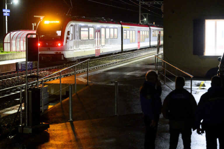 Vaud cantonal police officers watch the Travys train where a hostage-taking incident took place at Essert-sous-Champvent station, Switzerland, Thursday, 8, February, 2024. A hostage-taking incident took place on a regional train between Yverdon and Sainte-Croix at around 6.30pm on Thursday. All hostages were freed and are safe. (KEYSTONE/Laurent Gillieron).Des policiers de la police cantonale vaudoise observent le train Travys ou s'est deroule une prise d'otages ce jeudi 8 fevrier 2024 en gare d'Essert-sous-Champvent. Une prise d'otages a eu lieu jeudi vers 18h30 dans un train regional entre Yverdon et Sainte-Croix. Tous les otages ont pu etre liberes et sont sains et saufs. (KEYSTONE/Laurent Gillieron)