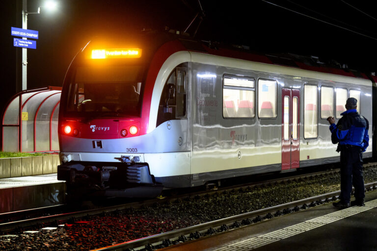 Vaud cantonal police officer watchs the Travys train where a hostage-taking incident took place at Essert-sous-Champvent station, Switzerland, Thursday, 8, February, 2024. A hostage-taking incident took place on a regional train between Yverdon and Sainte-Croix at around 6.30pm on Thursday. All hostages were freed and are safe. (KEYSTONE/Laurent Gillieron).Un policier de la police cantonale vaudoise observe le train Travys ou s'est deroule une prise d'otages ce jeudi 8 fevrier 2024 en gare d'Essert-sous-Champvent. Une prise d'otages a eu lieu jeudi vers 18h30 dans un train regional entre Yverdon et Sainte-Croix. Tous les otages ont pu etre liberes et sont sains et saufs. (KEYSTONE/Laurent Gillieron)