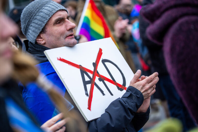 10.02.2024, Mecklenburg-Vorpommern, Rostock: Teilnehmer einer Demonstration gegen Rechtsextremismus unter dem Motto «Nie wieder ist jetzt - alle zusammen gegen den Faschismus» versammeln sich auf dem Neuen Markt vor dem Rathaus. Mit der Aktion wollen die Einwohner ein Zeichen des Widerstands gegen rechtsextreme Umtriebe setzen. Anmelder ist das Aktionsbündnis «Rostock nazifrei» und «Bunt statt braun e. V.». Foto: Jens Büttner/dpa +++ dpa-Bildfunk +++ (KEYSTONE/DPA/Jens Büttner)