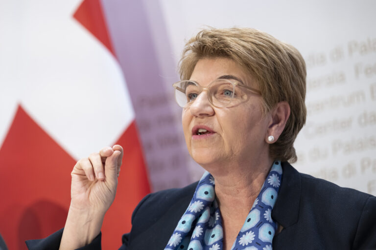 Bundespraesidentin Viola Amherd spricht an einer Medienkonferenz zur Armeebotschaft 2024, am Mittwoch, 14. Februar 2024, im Medienzentrum Bundeshaus in Bern. (KEYSTONE/Anthony Anex)