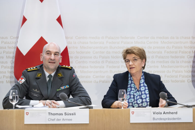 Bundespraesidentin Viola Amherd, rechts, spricht neben Korpskommandant Thomas Suessli, Chef der Armee, links, an einer Medienkonferenz zur Armeebotschaft 2024, am Mittwoch, 14. Februar 2024, im Medienzentrum Bundeshaus in Bern. (KEYSTONE/Anthony Anex)