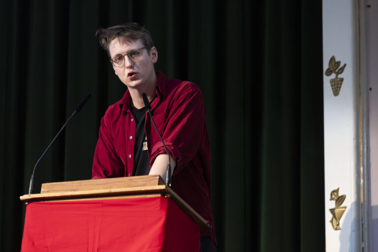 Nicola Siegrist, Praesident JUSO, spricht bei der Jahresversammlung der JUSO, am Samstag, 17. Februar 2024 in Bern. (KEYSTONE/Peter Klaunzer)