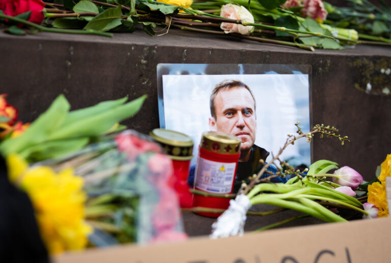 17.02.2024, Baden-Württemberg, Stuttgart: Nach dem Tod von Alexej Nawalny liegen bei einer Andacht Blumen, Kerzen und Schriftzüge am Stuttgarter Schillerplatz. Nawalny starb am 16.02.2024 im Alter von 47 Jahren nach Angaben der Justiz in einem sibirischen Straflager. Foto: Christoph Schmidt/dpa +++ dpa-Bildfunk +++ (KEYSTONE/DPA/Christoph Schmidt)