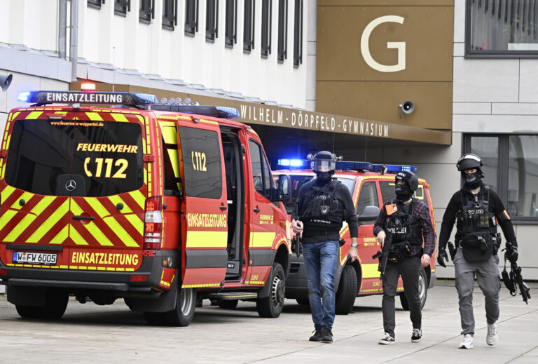 22.02.2024, Nordrhein-Westfalen, Wuppertal: Polizei und Rettungswagen sind am Wilhelm-Dörpfeld-Gymnasium im Einsatz. In Wuppertal sind an einer Schule mehrere Schüler verletzt worden. Ein Verdächtiger sei festgenommen worden, sagte ein Polizeisprecher in Düsseldorf. Die Polizei sei mit starken Kräften vor Ort. Foto: Roberto Pfeil/dpa +++ dpa-Bildfunk +++ (KEYSTONE/DPA/Roberto Pfeil)