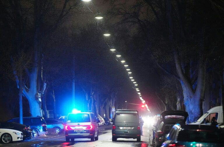 ABD0095_20240223 - WIEN - ÖSTERREICH: ZU APA0510 VOM 23.2.2024 - Drei Frauen sind am Freitagabend, 23. Februar 2024, in einem Bordell in Wien-Brigittenau tot aufgefunden worden. Ein Tatverdächtiger befindet sich in Polizeigewahrsam. Im Bild: Einsatzkräfte der Polizei am Tatort. - FOTO: APA/GEORG HOCHMUTH