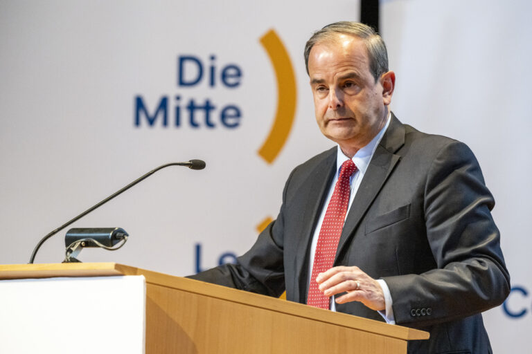 Der Praesident der Mitte Partei Schweiz, Gerhard Pfister anlaesslich der Delegiertenversammlung der Mitte Partei Schweiz vom Samstag, 24. Februar 2024 in Schwyz. (KEYSTONE/Urs Flueeler).