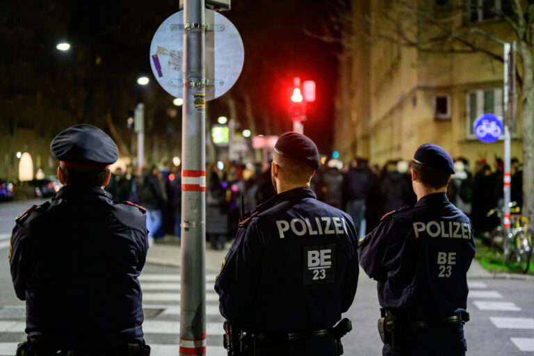 ABD0284_20240224 - WIEN - ÖSTERREICH: Einsatzkräfte der Polizei anlässlich einer 