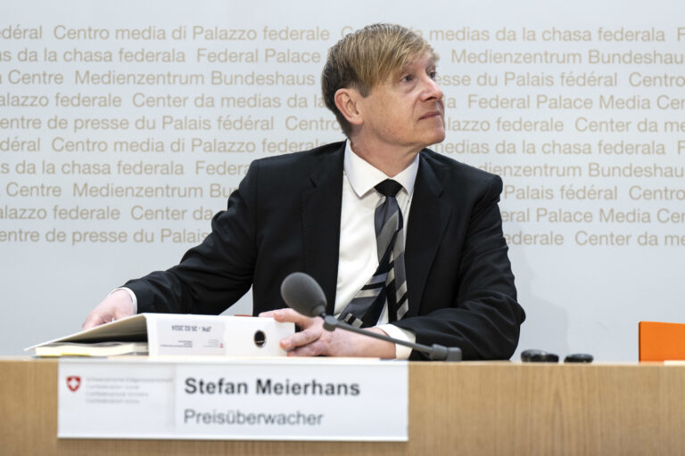 Stefan Meierhans, Preisueberwacher der Schweiz spricht an der Jahresmedienkonferenz, am Montag, 26. Februar 2024, in Bern. (KEYSTONE/Peter Schneider).