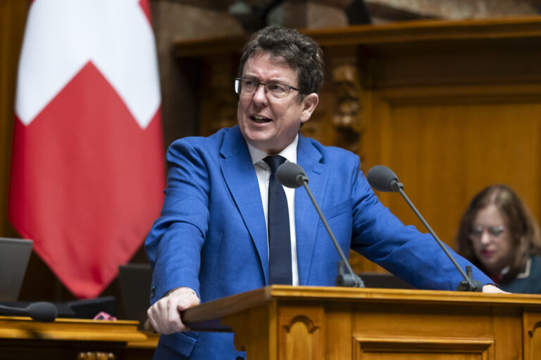 Bundesrat Albert Roesti spricht waehrend der Debatte um die Schweizer Kreislaufwirtschaft, am ersten Tag der Fruehlingssession der Eidgenoessischen Raete, am Montag, 26. Februar 2024, im Nationalrat in Bern. (KEYSTONE/Peter Klaunzer)