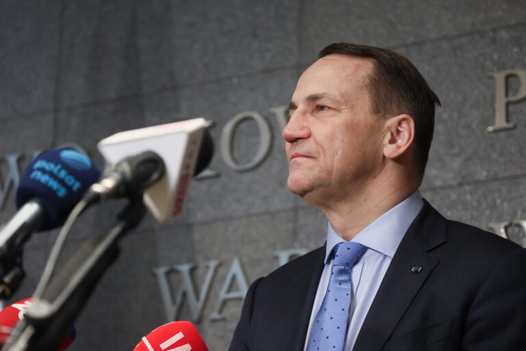 epa11183953 Polish Minister of Foreign Affairs Radoslaw Sikorski speaks during a press briefing at the Okecie Airport grounds in Warsaw, Poland, 27 February 2024. The head of Polish diplomacy summed up his visit to the United States. EPA/LESZEK SZYMANSKI POLAND OUT