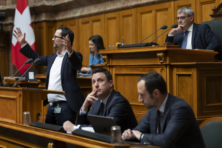 Balthasar Glaettli, GP-ZH, links, spricht neben Piero Marchesi, SVP-TI, Christian Wasserfallen, FDP-BE, und Nationalratspraesident Eric Nussbaumer, von links, waehrend der Debatte um das Stimm- und Wahlrecht fuer 16-Jaehrige waehrend der Fruehlingssession der Eidgenoessischen Raete, am Mittwoch, 28. Februar 2024, im Nationalrat in Bern. (KEYSTONE/Peter Klaunzer)