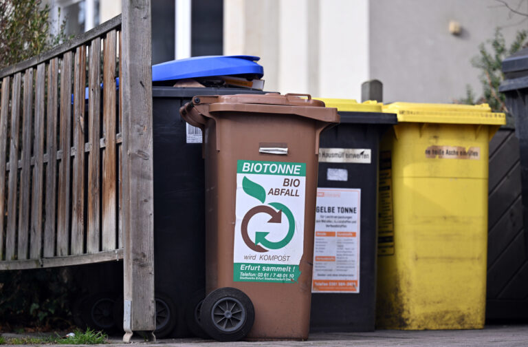 PRODUKTION - 01.03.2024, Thüringen, Erfurt: Eine Biotonne steht mit Tonnen für Wertstoffe, Papier und Restmüll vor einem Wohnhaus nebeneinander. Vor allem in den größeren Städten Thüringens gehört die Biotonne schon länger zum Stadtbild. Doch es gibt auch Kommunen im Freistaat, die auf andere Entsorgungsmodelle setzen. Dem Landesamt für Umwelt, Bergbau und Naturschutz zufolge stieg die über die Biotonne entsorgte Abfallmenge in Thüringen auf rund 83.000 Tonnen im Jahr 2021 an. Foto: Martin Schutt/dpa +++ dpa-Bildfunk +++ (KEYSTONE/DPA/Martin Schutt)