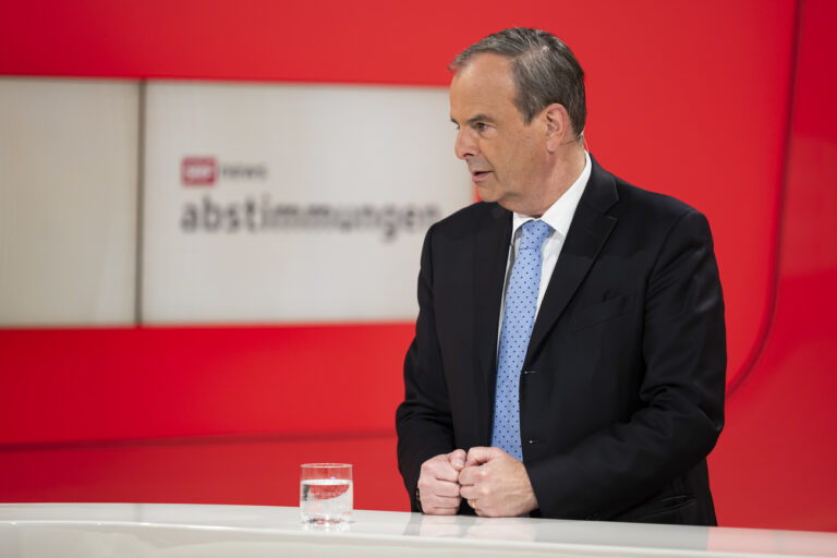 Gerhard Pfister, Parteipraesident Die Mitte, spricht im TV Studio des Medienzentrums Bundeshaus, vor der Elefantenrunde der Livesendung der 