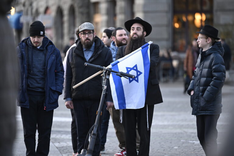 Kundgebung auf dem Helvetiaplatz nach einer Mahnwache in Zuerich am Sonntag, 3. Maerz 2024. Die Menschen trugen gelbe Regenschirme als Symbol gegen Antisemitismus. Am Samstagabend hatte ein Jugendlicher einen orthodoxen Juden mit einer Stichwaffe anttackiert.(KEYSTONE/Walter Bieri )