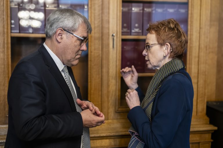 Staenderatspraesidentin Eva Herzog, SP-BS, rechts, diskutiert mit Nationalratspraesident Eric Nussbaumer, SP-BL, an der Fruehjahrssession der Eidgenoessischen Raete, am Donnerstag, 7. Maerz 2024 im Vorzimmer des Nationalrats in Bern. (KEYSTONE/Alessandro della Valle)