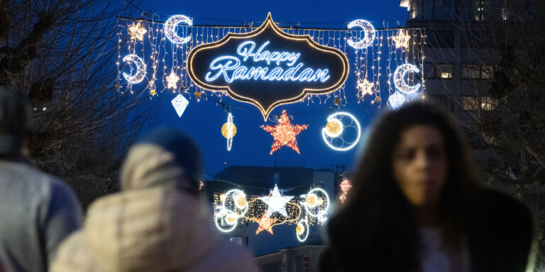 10.03.2024, Hessen, Frankfurt/Main: Der erleuchtete Schriftzug «Happy Ramadan» ist bei Einbruch der Dunkelheit auf der Fressgass zu sehen. Die Beleuchtung gilt als deutschlandweit einmalig und wendet sich an die Muslime, die derzeit den Fastenmonat Ramadan begehen. (Wiederholung mit verändertem Bildausschnitt) Foto: Boris Roessler/dpa +++ dpa-Bildfunk +++ (KEYSTONE/DPA/Boris Roessler)