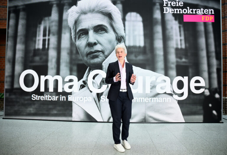 11.03.2024, Berlin: Marie-Agnes Strack-Zimmermann, FDP-Spitzenkandidatin zur Europawahl, äußert sich bei der Kampagnenpräsentation der FDP zur Europawahl im Hans-Dietrich-Genscher-Haus vor einem projizierten Wahlplakat. Vom 06. bis 9.06.2024 wählen die Bürgerinnen und Bürger der Europäischen Union (EU) zum zehnten Mal das Europäische Parlament. In Deutschland findet die Europawahl am 09.06.2024 statt. Foto: Bernd von Jutrczenka/dpa +++ dpa-Bildfunk +++ (KEYSTONE/DPA/Bernd von Jutrczenka)