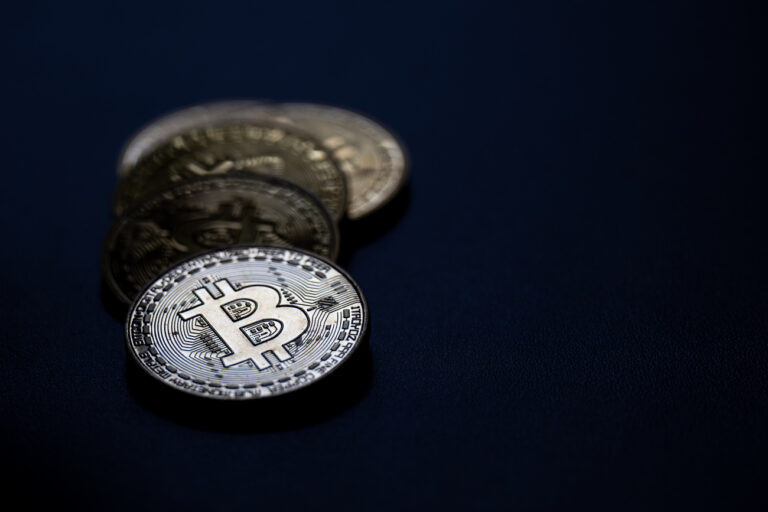 ILLUSTRATION - 28.02.2024, Berlin: Bitcoin-Münzen liegen auf einem Tisch. (zu dpa: «Preis für Bitcoin fällt nach Rekordhoch deutlich») Foto: Hannes P Albert/dpa +++ dpa-Bildfunk +++ (KEYSTONE/DPA/Hannes P Albert)