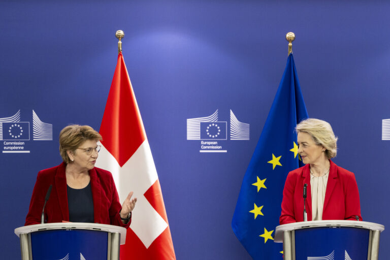 Bundespraesidentin Viola Amherd links, und Ursula von der Leyen, EU-Kommissionspraesidentin, sprechen zu den Medien, am Montag, 18. Maerz 2024 in Bruessel, Belgien. Der Besuch der Bundespraesidentin markiert den offiziellen Beginn der Verhandlungen zwischen der Schweiz und der EU. (KEYSTONE/Alessandro della Valle)