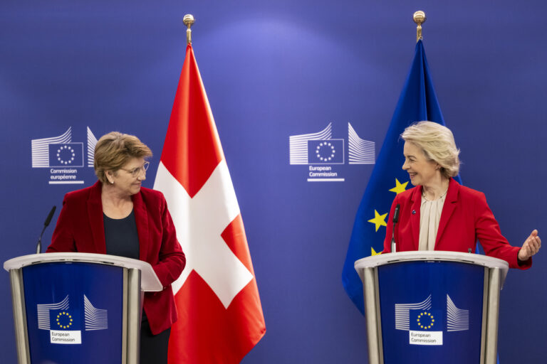 Bundespraesidentin Viola Amherd links, und Ursula von der Leyen, EU-Kommissionspraesidentin, sprechen zu den Medien, am Montag, 18. Maerz 2024 am Sitz der EU-Kommissionin Bruessel, Belgien. Der Besuch der Bundespraesidentin markiert den offiziellen Beginn der Verhandlungen zwischen der Schweiz und der EU. (KEYSTONE/Alessandro della Valle)