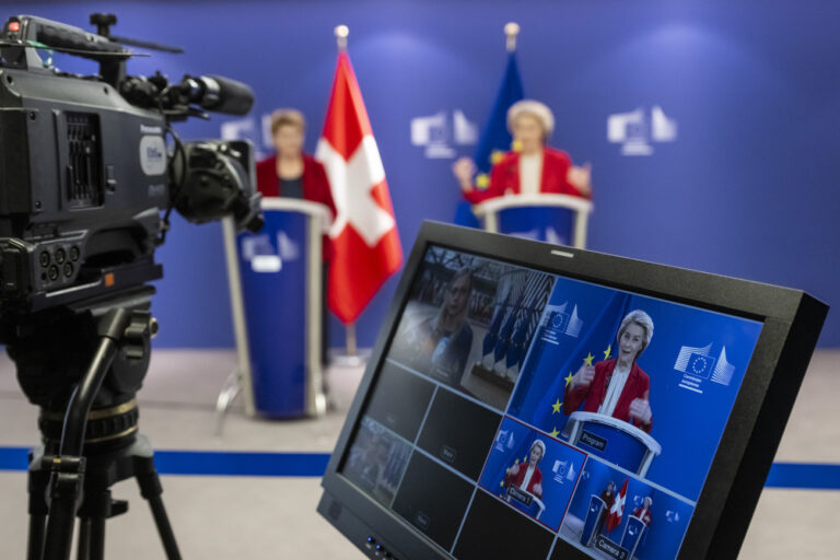 Bundespraesidentin Viola Amherd links, und Ursula von der Leyen, EU-Kommissionspraesidentin, sprechen zu den Medien, am Montag, 18. Maerz 2024 am Sitz der EU-Kommissionin Bruessel, Belgien. Der Besuch der Bundespraesidentin markiert den offiziellen Beginn der Verhandlungen zwischen der Schweiz und der EU. (KEYSTONE/Alessandro della Valle)