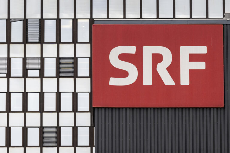 Das SRF Logo am Gebaeude von Schweizer Radio und Fernsehen, aufgenommen am Montag, 18. Maerz 2024 in Leutschenbach Zuerich. Es seien weitere Einsparungen und ein Stellenabbau im Rahmen des Projektes SRF 4.0 unumgaenglich, teilte das Unternehmen am Montag mit.(KEYSTONE/Ennio Leanza)