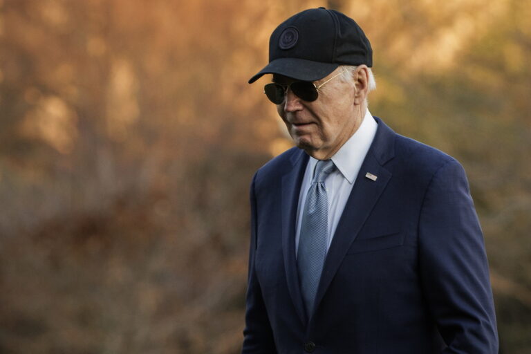 epa11235367 US President Joe Biden walks towards the White House after landing on the South Lawn in Marine One in Washington, DC, USA, 21 March 2024. US President Biden returns to the White House after participating in campaign events in Texas. EPA/SAMUEL CORUM / SIPA USA