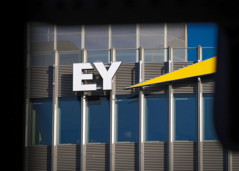 ARCHIV - 27.02.2021, Berlin: Das Logo des Wirtschaftsprüfungs- und Beratungsunternehmens Ernst & Young (EY) ist an der obersten Etage des Hochhauses im Spreedreieck an der Friedrichstraße angebracht. (zu dpa: «Abschlussprüfer EY geht nicht gegen Sanktionen im Wirecard-Skandal vor») Foto: Soeren Stache/dpa-Zentralbild/dpa +++ dpa-Bildfunk +++ (KEYSTONE/DPA/Soeren Stache)