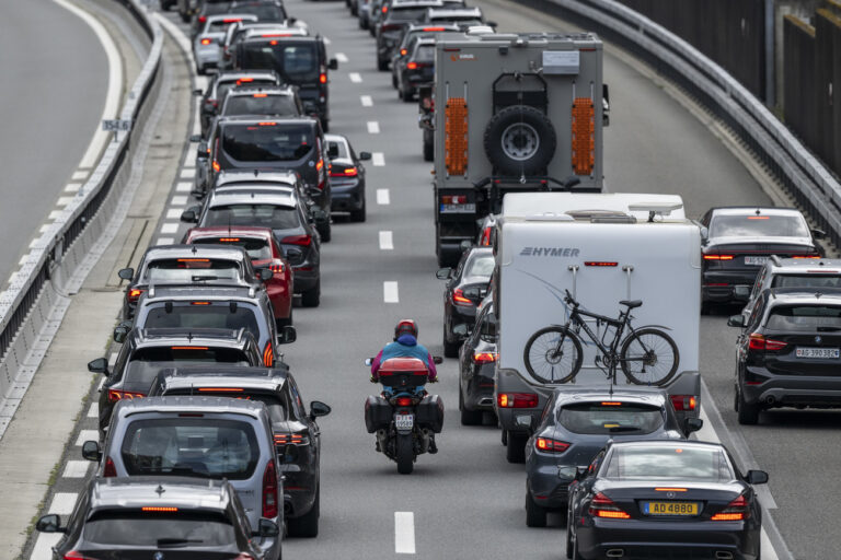 Der Oster Reiseverkehr auf der Autobahn A-2 vor dem Gotthardtunnel zwischen Goeschenen und Erstfeld in Richtung sueden staut sich bei Erstfeld auf mehrere Kilometer laenge, am Freitag, 29. Maerz 2024. (KEYSTONE/Urs Flueeler)