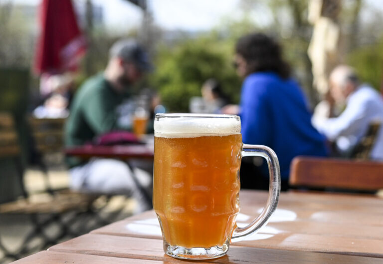 PRODUKTION - 27.03.2024, Berlin: Ein Bier steht im Biergarten Schleusenkrug auf einem Tisch im Außenbereich. (zu dpa: «Personalmangel und Kostendruck · Biergärten sind dennoch optimistisch») Foto: Jens Kalaene/dpa +++ dpa-Bildfunk +++ (KEYSTONE/DPA/Jens Kalaene)