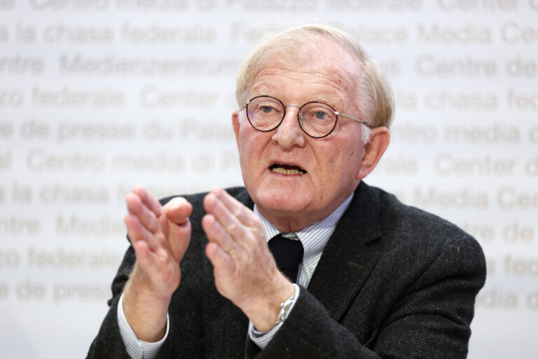 Thomas Cottier, em. Prof. Universitaet Bern, Praesident La Suisse en Europe, links, spricht waehrend einer Medienkonferenz zur Lancierung der Europa-Initiative, am Dienstag, 2. April 2024 in Bern. (KEYSTONE/Peter Klaunzer)