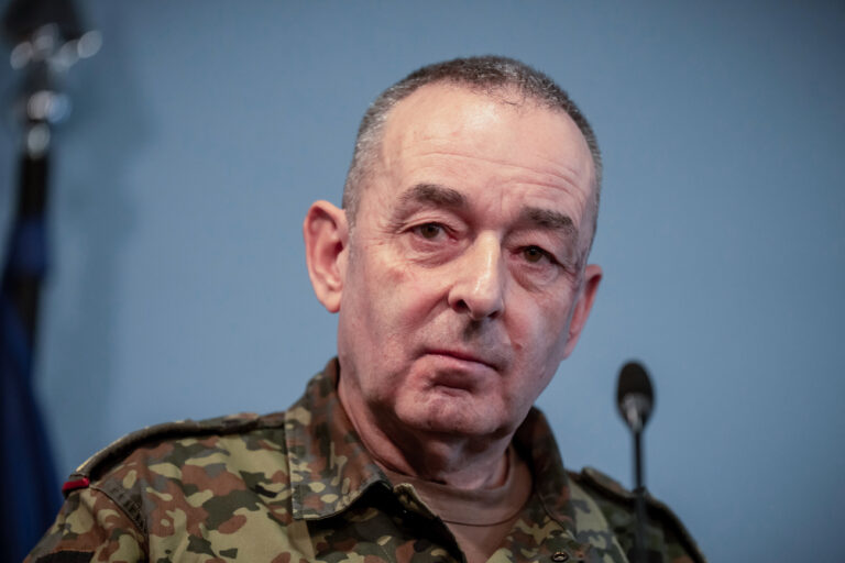 04.04.2024, Berlin: Carsten Breuer, Generalinspekteur der Bundeswehr, nimmt an der Pressekonferenz zur Entscheidung über die künftige Struktur der Bundeswehr teil. Erklärtes Ziel ist eine Ausrichtung auf Landes- und Bündnisverteidigung mit einer kriegstüchtigen Bundeswehr. Foto: Michael Kappeler/dpa +++ dpa-Bildfunk +++ (KEYSTONE/DPA/Michael Kappeler)