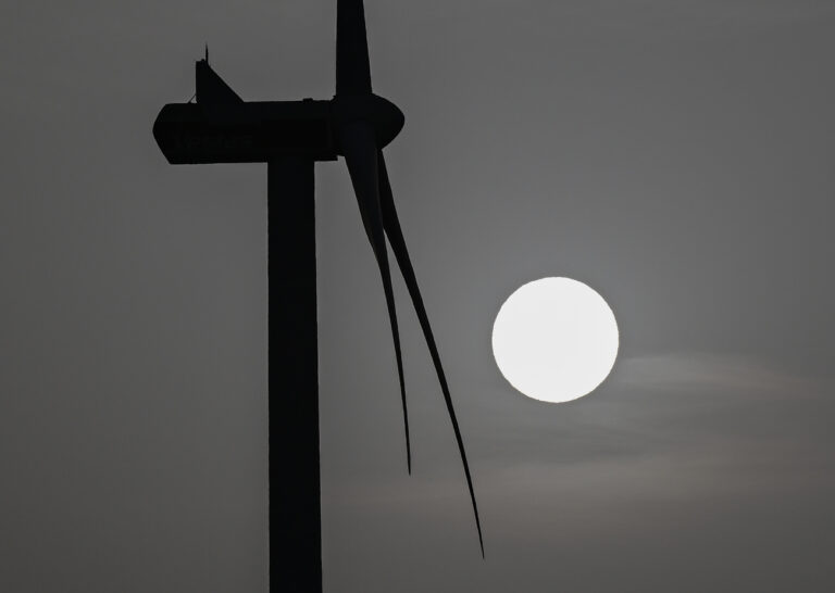 09.04.2024, Brandenburg, Jacobsdorf: Fast schon wie ein Schwarz-Weiß-Foto wirkt diese Aufnahme vom Sonnenaufgang neben einem Windrad im Osten von Brandenburg. Auf Temperaturen bis zu 29 Grad können sich die Menschen in Berlin und Brandenburg am Dienstag einstellen. Dabei bleibe es tagsüber eher bewölkt und windig, teilte der Deutsche Wetterdienst mit. Am Nachmittag und Abend sei zudem mit Regen zu rechnen. In der Nacht auf Mittwoch kühlen die Temperaturen auf bis zu neun Grad ab und es gibt vereinzelt Regen, insbesondere im Süden Brandenburgs. Bis zum Morgen klingen die Schauer ab. Foto: Patrick Pleul/dpa +++ dpa-Bildfunk +++ (KEYSTONE/DPA/Patrick Pleul)