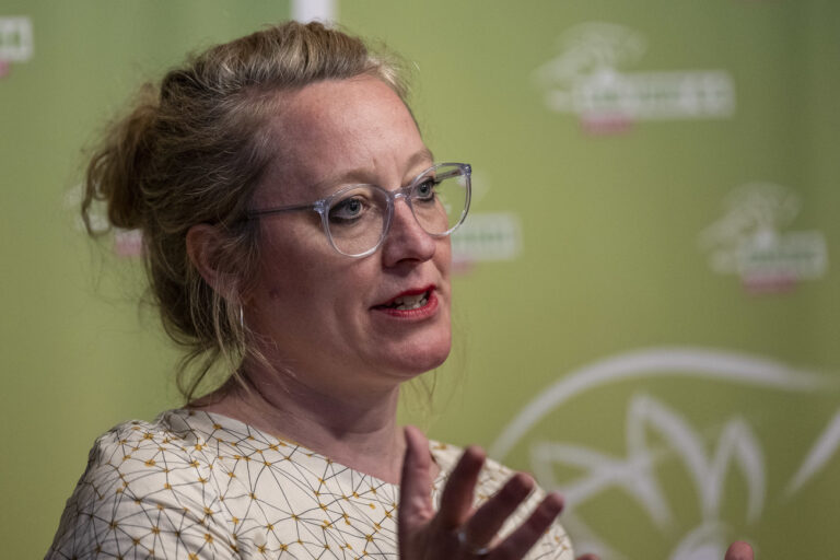 Aline Trede, Nationalraetin und Fraktionschefin von der Gruenen Partei spricht an einem Point de Presse zum Urteil des Europaeischen Gerichtshof fuer Menschenrechte, EGMR, am Dienstag, 9. April 2024, in Bern. Der EGMR hat ein positives Urteil im Sinne der Klima Seniorinnen gefaellt. Damit bestaetigt eine der wichtigsten juristischen Instanzen weltweit dass die Schweizer Klimapolitik in Bezug auf das global verbleibende CO2-Budget ungenuegend ist. (KEYSTONE/ Peter Schneider).