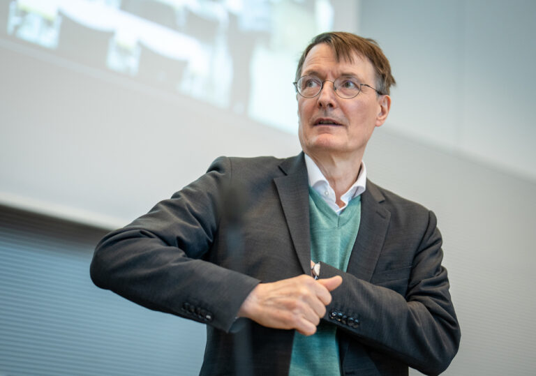 09.04.2024, Berlin: Karl Lauterbach (SPD), Bundesminister für Gesundheit, wartet auf den Beginn der SPD Fraktionssitzung im Bundestag. Foto: Michael Kappeler/dpa +++ dpa-Bildfunk +++ (KEYSTONE/DPA/Michael Kappeler)