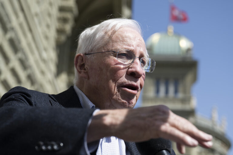 Christoph Blocher, alt Bundesrat und Initiant der Neutralitaetsinitiative, spricht mit Journalisten vor dem Bundeshaus, anlaesslich der Einreichung der eidgenoessischen Volksinitiative 