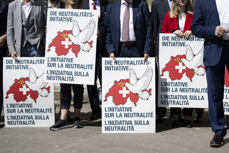 Unterstuetzer halten Plakate anlaesslich der Einreichung der eidgenoessischen Volksinitiative 