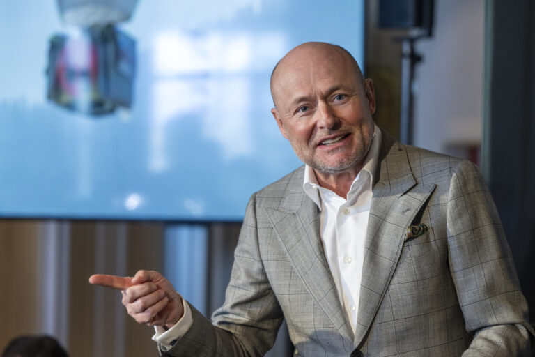 Georges Kern, gauche, COE de Breitling, s'exprime lors d'une conference de presse, a l'occasion du lancement d'un partenariat entre l'horloger Suisse Breitling et le projet Climate Impulse, ce jeudi 11 avril 2024 a Geneve. Bertrand Piccard president et pilote de Climate Impulse, apres avoir realise le premier tour du monde en ballon et plus recemment en avion solaire, l'explorateur suisse Bertrand Piccard devoile son nouveau projet, un tour de la Terre sans escale et sans emissions a bord d'un avion a hydrogene vert Climate Impulse. (KEYSTONE/Martial Trezzini)