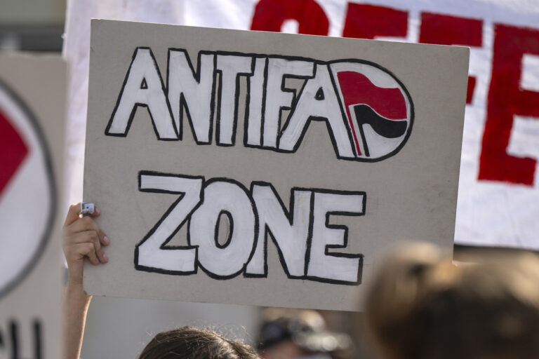 Demonstranten protestieren in Sissach, am Samstag, 13. April 2024. Die JUSO Baselland hat zu einer Kundgebung gegen Rechtsextremismus aufgerufen und fordert den Ruecktritt oder Ausschluss von Sarah Regez und jSVP-Praesident Nils Fiechter aus ihren politischen Aemtern. (KEYSTONE/Georgios Kefalas)