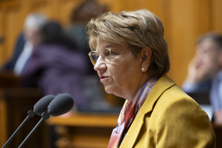 Bundespraesidentin Viola Amherd spricht waehrend der Debatte um die Legislaturplanung 2023-2027, waehrend einer Sondersession des Nationalrats, am Dienstag, 16. April 2024, im Nationalrat in Bern. (KEYSTONE/Peter Klaunzer)