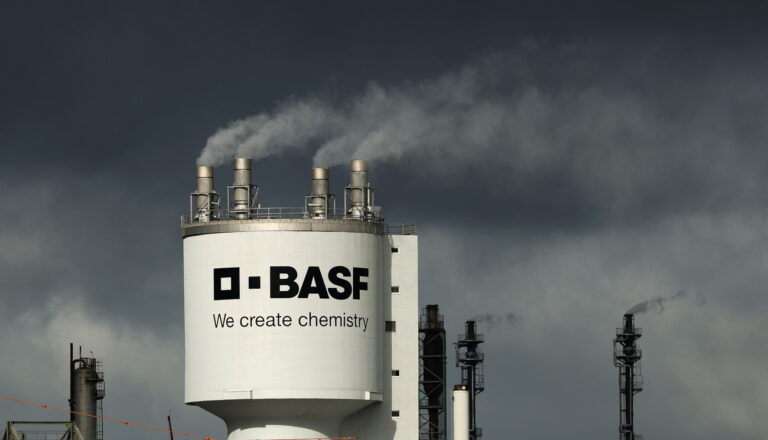 epa11281460 Different facilities of the plant of German chemicals company BASF near the Rhine river in Ludwigshafen, Germany, 16 April 2024. BASF is the world's largest chemical company and one of the largest consumers of natural gas in Germany. EPA/RONALD WITTEK